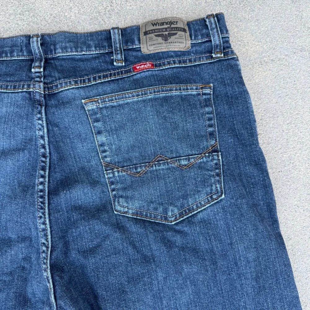Wrangler Mens 40x30 Slim Straight Jeans Medium Wash Blue Denim 1092SSWJS